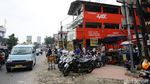 Parkir Liar Rebut Hak Pejalan Kaki di Jalan Dewi Sartika