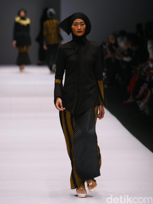 Koleksi Hannie Hananto mengangkat tema Wajik dan Garis di Jakarta Fashion Week 2017. Senayan City. Jakarta. [Foto: Mohammad Abduh/Wolipop]