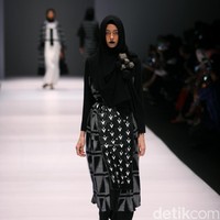 Koleksi Hannie Hananto mengangkat tema Wajik dan Garis di Jakarta Fashion Week 2017. Senayan City. Jakarta. [Foto: Mohammad Abduh/Wolipop]