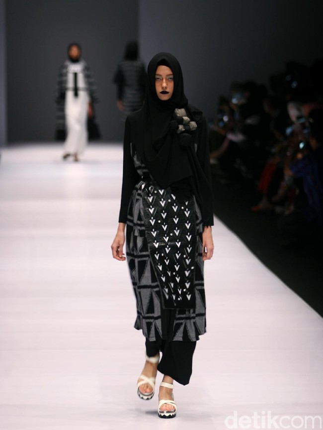 Koleksi Hannie Hananto mengangkat tema Wajik dan Garis di Jakarta Fashion Week 2017. Senayan City. Jakarta. [Foto: Mohammad Abduh/Wolipop]