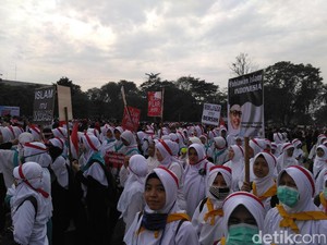 Puluhan Ribu Orang Tumplek di Gasibu Hadiri Apel Nusantara Bersatu