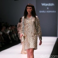 Koleksi Busana Barli Asmara yang mengangkat tema Glittery and Glamour di Jakarta fashion . Week 2017. Senayan City. Jakarta. [Foto: Mohammad Abduh/Wolipop]