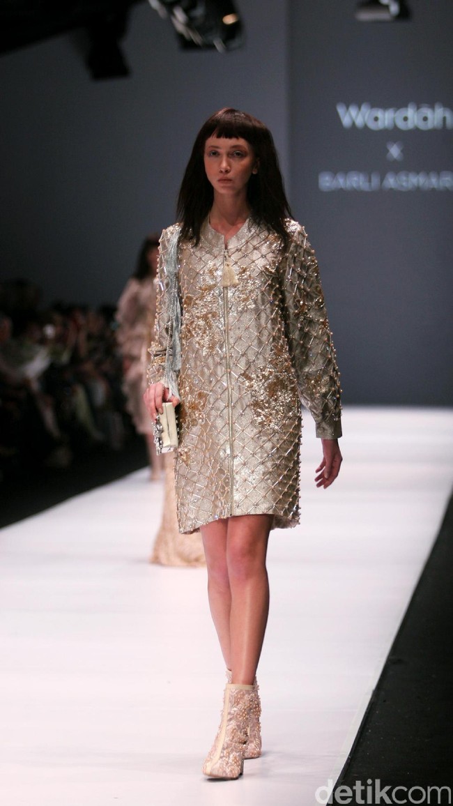 Koleksi Busana Barli Asmara yang mengangkat tema Glittery and Glamour di Jakarta fashion . Week 2017. Senayan City. Jakarta. [Foto: Mohammad Abduh/Wolipop]