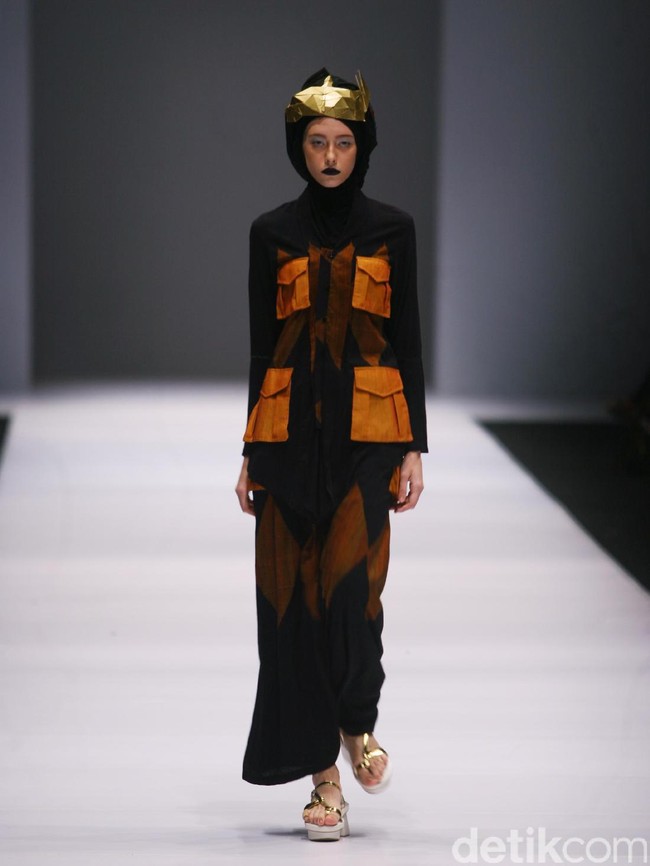 Koleksi Hannie Hananto mengangkat tema Wajik dan Garis di Jakarta Fashion Week 2017. Senayan City. Jakarta. [Foto: Mohammad Abduh/Wolipop]