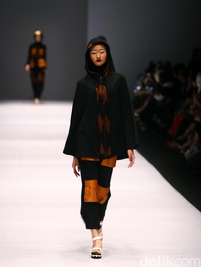 Koleksi Hannie Hananto mengangkat tema Wajik dan Garis di Jakarta Fashion Week 2017. Senayan City. Jakarta. [Foto: Mohammad Abduh/Wolipop]
