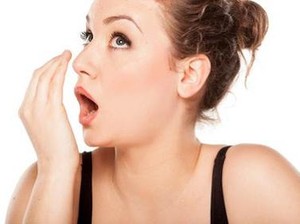 Ugh! Umur Semakin Tua dan Napas Semakin Bau, Kenapa Ya?