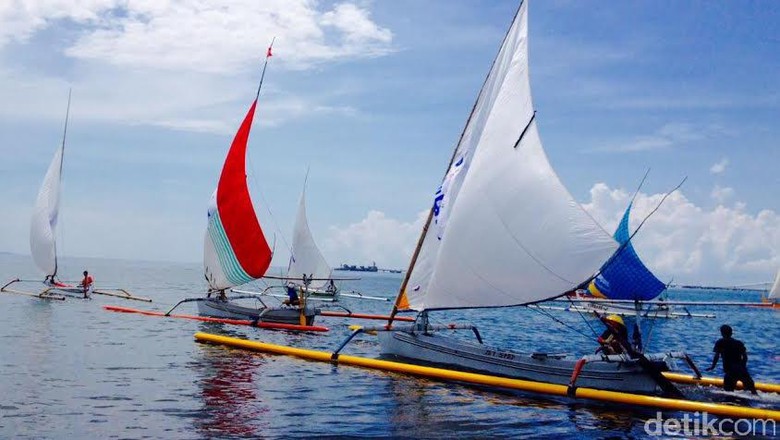 Nelayan Jawa Bali Adu Cepat Pakai Perahu Layar