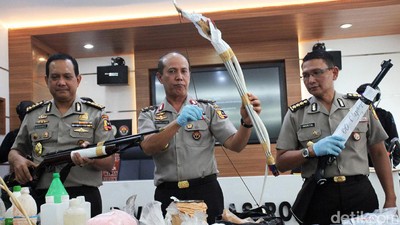 Polisi Rilis Barang Bukti Jaringan Teroris Majalengka