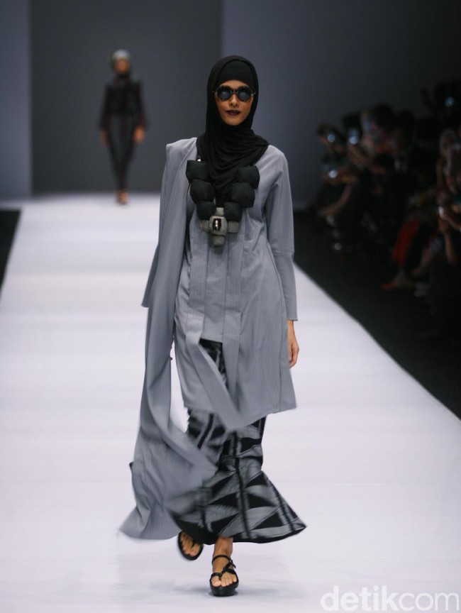 Koleksi Hannie Hananto mengangkat tema Wajik dan Garis di Jakarta Fashion Week 2017. Senayan City. Jakarta. [Foto: Mohammad Abduh/Wolipop]