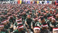 Ratusan TNI juga hadir merapatkan barisan.