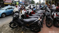Ini penampakan pedestrian yang disalahgunakan oleh sejumlah motor untuk parkir liar di Jalan Dewi Sartika, Jakarta Timur, (30/11/2016).