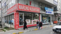 Menu makanan yang dijual memang khas Nusantara. Bumbu-bumbunya pun didatangkan dari Indonesia (Rois/detikTravel)