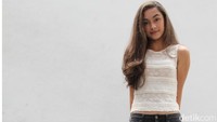 Dara pemilik tinggi badan 169 cm tersebut terlihat memamerkan kaki jenjangnya. Ismail/detikHOT