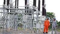Dua orang petugas PLN meninjau Gardu Induk Jakabaring. Untuk Gardu Induk Jakabaring memiliki trafo dengan kapasitas 1x60 MVA. Sedangkan Gardu Induk Gandus dibekali trafo berkapasitas 1x30 MVA dan 1x60 MVA.