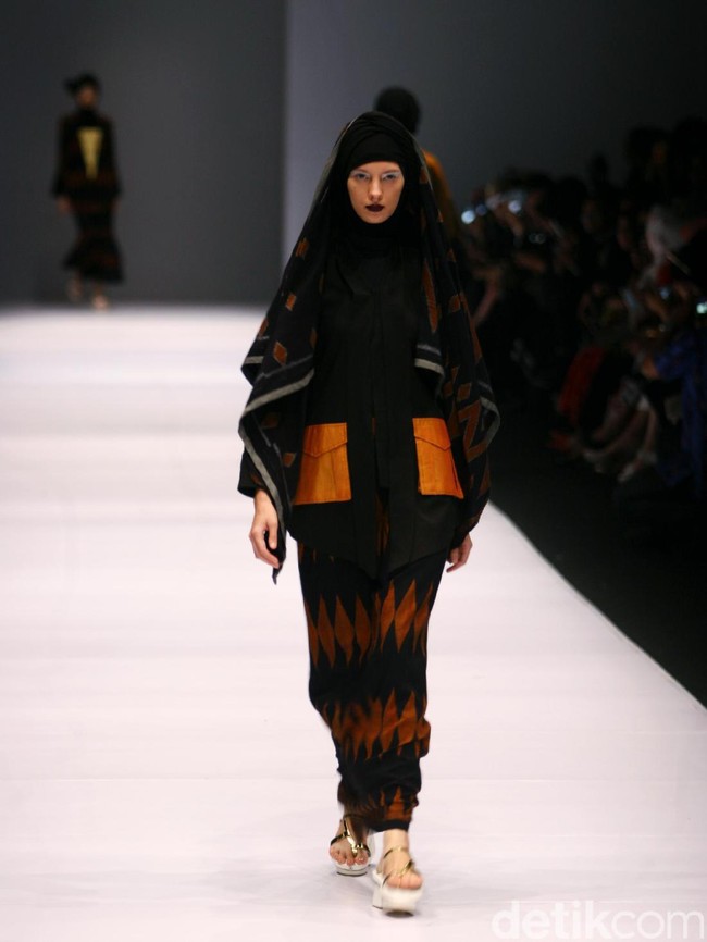 Koleksi Hannie Hananto mengangkat tema Wajik dan Garis di Jakarta Fashion Week 2017. Senayan City. Jakarta. [Foto: Mohammad Abduh/Wolipop]