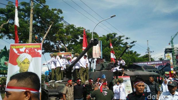 Peserta saksikan flypass Sukhoi.