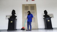 Seluruh gedung juga di pasang garis marka dilarang melintas.