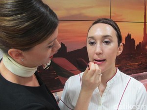 Mengintip Kelas Make Up Pramugari Emirates
