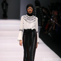 Koleksi Hannie Hananto mengangkat tema Wajik dan Garis di Jakarta Fashion Week 2017. Senayan City. Jakarta. [Foto: Mohammad Abduh/Wolipop]