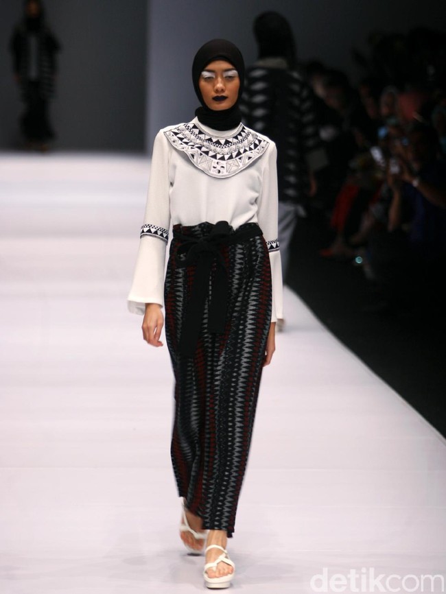 Koleksi Hannie Hananto mengangkat tema Wajik dan Garis di Jakarta Fashion Week 2017. Senayan City. Jakarta. [Foto: Mohammad Abduh/Wolipop]