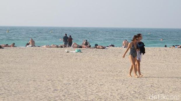 Turis dapat berbikini dan berjemur dengan nyaman di Pantai Jumeirah (Afif/detikTravel)
