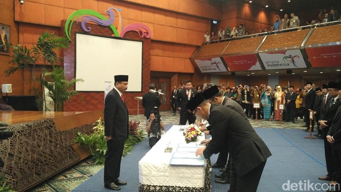 Menpar Resmi Lantik Badan Pelaksana Otorita Danau Toba