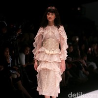 Koleksi Busana Barli Asmara yang mengangkat tema Glittery and Glamour di Jakarta fashion . Week 2017. Senayan City. Jakarta. [Foto: Mohammad Abduh/Wolipop]