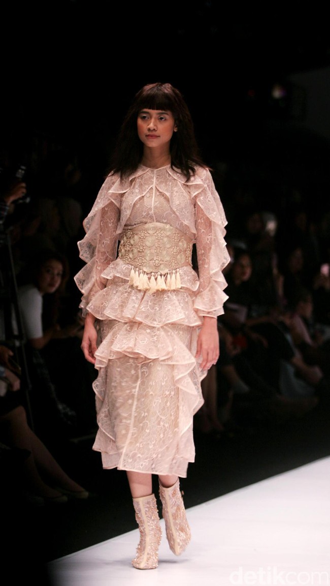 Koleksi Busana Barli Asmara yang mengangkat tema Glittery and Glamour di Jakarta fashion . Week 2017. Senayan City. Jakarta. [Foto: Mohammad Abduh/Wolipop]