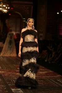 Gaun Glamour nan Eksentrik di Koleksi La Divina Marchesa Gaun Glamour nan Eksentrik di Koleksi La Divina Marchesa