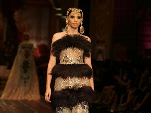 Gaun Glamour nan Eksentrik di Koleksi La Divina Marchesa Sebastian Gunawan