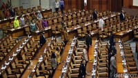 DPR menggelar paripurna membahas hak angket KPK tanggal 28 April 2017. Rapat dipimpin Wakil Ketua DPR Fahri Hamzah dan mengetok palu untuk menggulirkan hak angket. (Foto: Lamhot Aritonang)