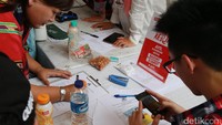 Petugas memotret identitas penyumbang dana kampanye untuk Ahok. KTP dan kartu NPWP wajib dipunyai oleh penyumbang.