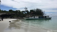 Pasir putih serta air laut yang hijau toska menjadi daya tarik Pantai Liang Kareta. Wisatawan yang ingin snorkeling dan diving di pantai ini harus membawa perlengkapan sendiri (Esty/detikTravel)