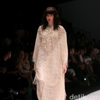 Koleksi Busana Barli Asmara yang mengangkat tema Glittery and Glamour di Jakarta fashion . Week 2017. Senayan City. Jakarta. [Foto: Mohammad Abduh/Wolipop]