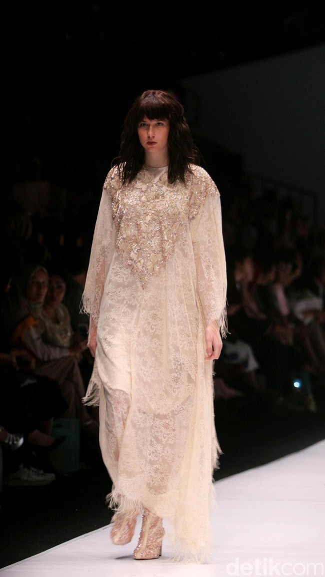 Koleksi Busana Barli Asmara yang mengangkat tema Glittery and Glamour di Jakarta fashion . Week 2017. Senayan City. Jakarta. [Foto: Mohammad Abduh/Wolipop]