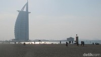 Dari Pantai Jumeirah, terlihat ikon Dubai yang terkenal. Bukan Burj Khalifa, melainkan Burj Al Arab. Bangunan yang unik berbentuk seperti segitiga (Afif/detikTravel)