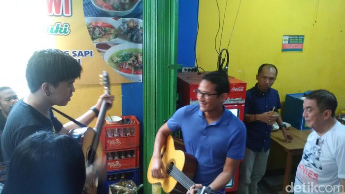 Jreeng! Saat Petikan Gitar Sandiaga Iringi Pengamen Lantunkan Munajat Cinta