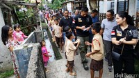 Agus melayani permintaan tanda tangan anak-anak.