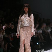 Koleksi Busana Barli Asmara yang mengangkat tema Glittery and Glamour di Jakarta fashion . Week 2017. Senayan City. Jakarta. [Foto: Mohammad Abduh/Wolipop]