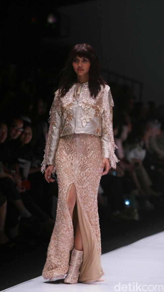 Koleksi Busana Barli Asmara yang mengangkat tema Glittery and Glamour di Jakarta fashion . Week 2017. Senayan City. Jakarta. [Foto: Mohammad Abduh/Wolipop]