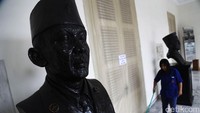 Pintu masuk utama juga terlihat dibungkus dengan plastik.