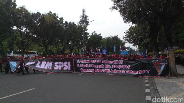 Ada Demo Buruh di Depan Balai Kota, Jl Medan Merdeka Selatan Ditutup
