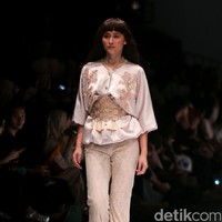 Koleksi Busana Barli Asmara yang mengangkat tema Glittery and Glamour di Jakarta fashion . Week 2017. Senayan City. Jakarta. [Foto: Mohammad Abduh/Wolipop]