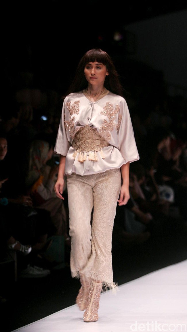 Koleksi Busana Barli Asmara yang mengangkat tema Glittery and Glamour di Jakarta fashion . Week 2017. Senayan City. Jakarta. [Foto: Mohammad Abduh/Wolipop]