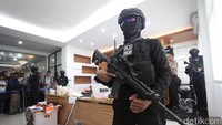 Selain membeli langsung, bahan baku pembuatan bom juga didapatkan Rio Cs dengan pembelian secara online. Sudah ada rencana teror yang disiapkan dengan melakukan pengamatan di sejumlah lokasi target sasaran.