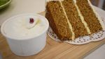 Bersantai dengan Secangkir Coffee Latte Hangat dan Carrot Cake