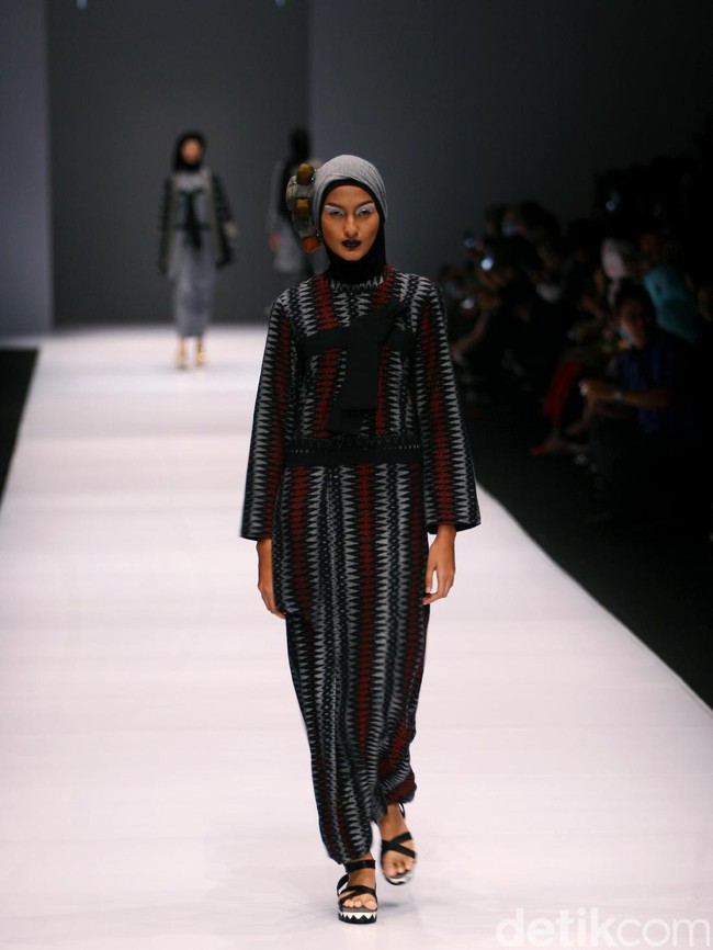 Koleksi Hannie Hananto mengangkat tema Wajik dan Garis di Jakarta Fashion Week 2017. Senayan City. Jakarta. [Foto: Mohammad Abduh/Wolipop]