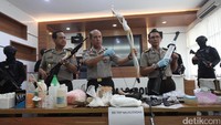 Dalam gambar  Boy Rafli Amar nampak memegang anak panah dan busur untuk memanah yang merupakan barang bukti yang berhasil diamankan. Sementara, Rikwanto dan Martinus Sitompul terlihat memegang senjata laras panjang.