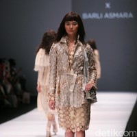 Koleksi Busana Barli Asmara yang mengangkat tema Glittery and Glamour di Jakarta fashion . Week 2017. Senayan City. Jakarta. [Foto: Mohammad Abduh/Wolipop]