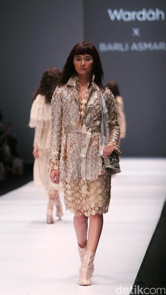 Koleksi Busana Barli Asmara yang mengangkat tema Glittery and Glamour di Jakarta fashion . Week 2017. Senayan City. Jakarta. [Foto: Mohammad Abduh/Wolipop]